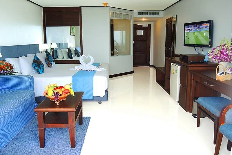Andaman beach suites. Андаман Бич Патонг. Отель Andaman Beach Hotel. Andaman Beach Suites 4*. Andaman Beach Hotel Phuket 4* (Патонг).